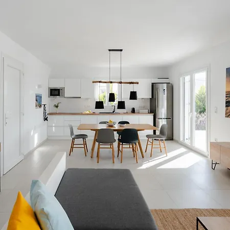 Aura - Beachfront With Private Pool וילה